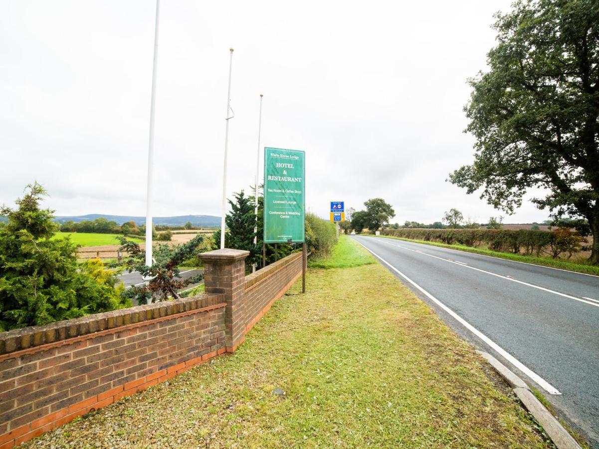 Oyo White Horse Lodge Hotel, East Thirsk Bagby Esterno foto